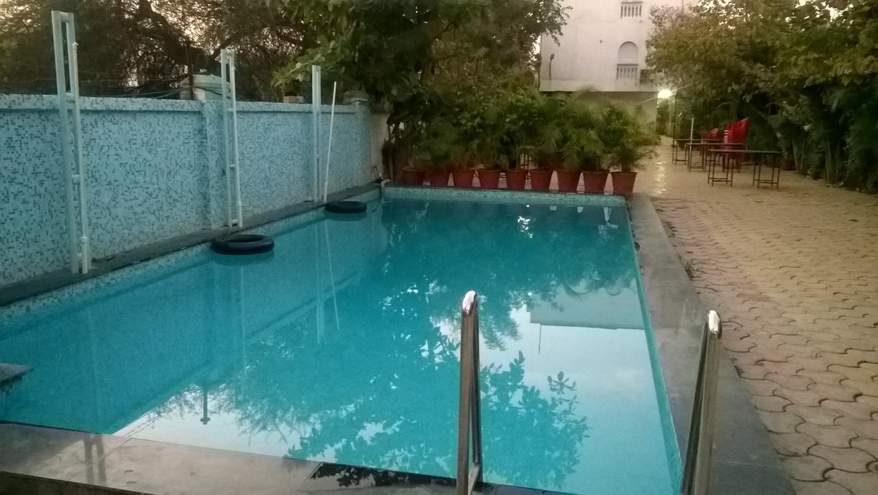 Oyo 14856 Resort Raghav Palace Indore Exterior foto